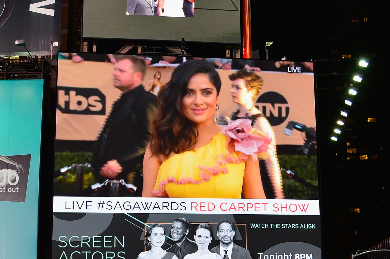 Expertos en moda y estilo han señalado que la flor y el cabello hacían que su hermoso rostro no destacara como en galas anteriores.