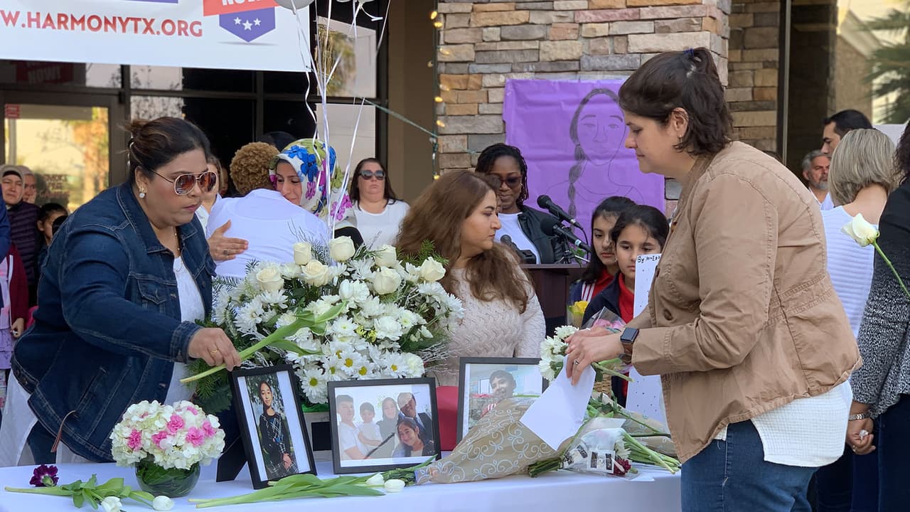 Leslie Mrowiec (de lado derecho) quien era maestra de inglés de Jasmine se manifestó muy consternada y triste por esta gran tragedia.