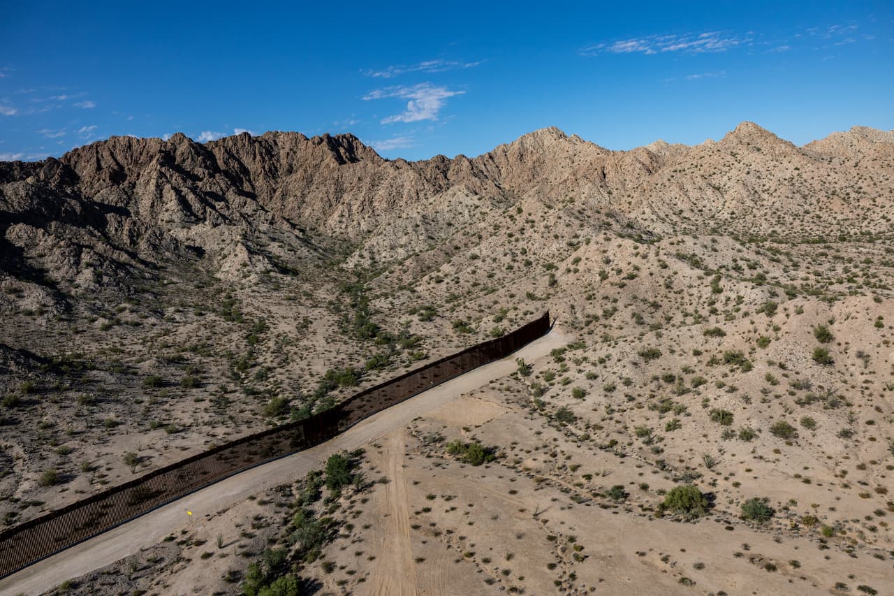 Panoramica de la valla fronteriza cerca de Welton, Arizona, desde un helicóptero de la Oficina de Aduanas y Protección Fronteriza (CBP).