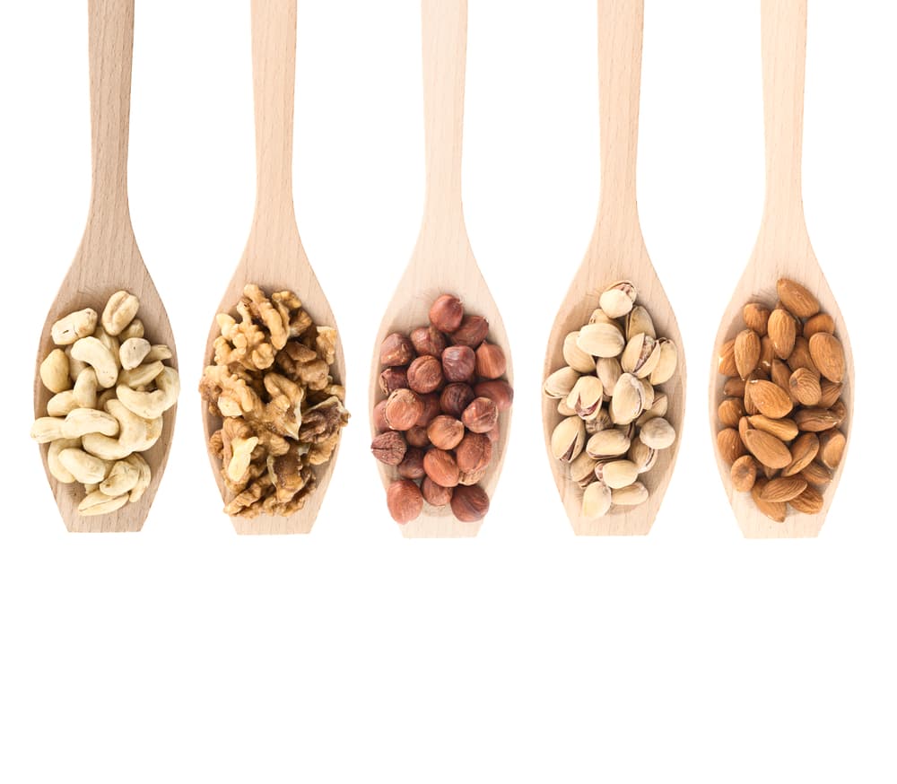 Los mejor de los frutos secos es que los puedes disfrutar en muchos platillos ya sea dulces o salados, o bien, son unos excelentes snacks que te dan grandes beneficios a tu salud. Conoce la lista de los mejores frutos secos que no pueden faltar en tu dieta y llévalos a tu mesa, cocina y boca.