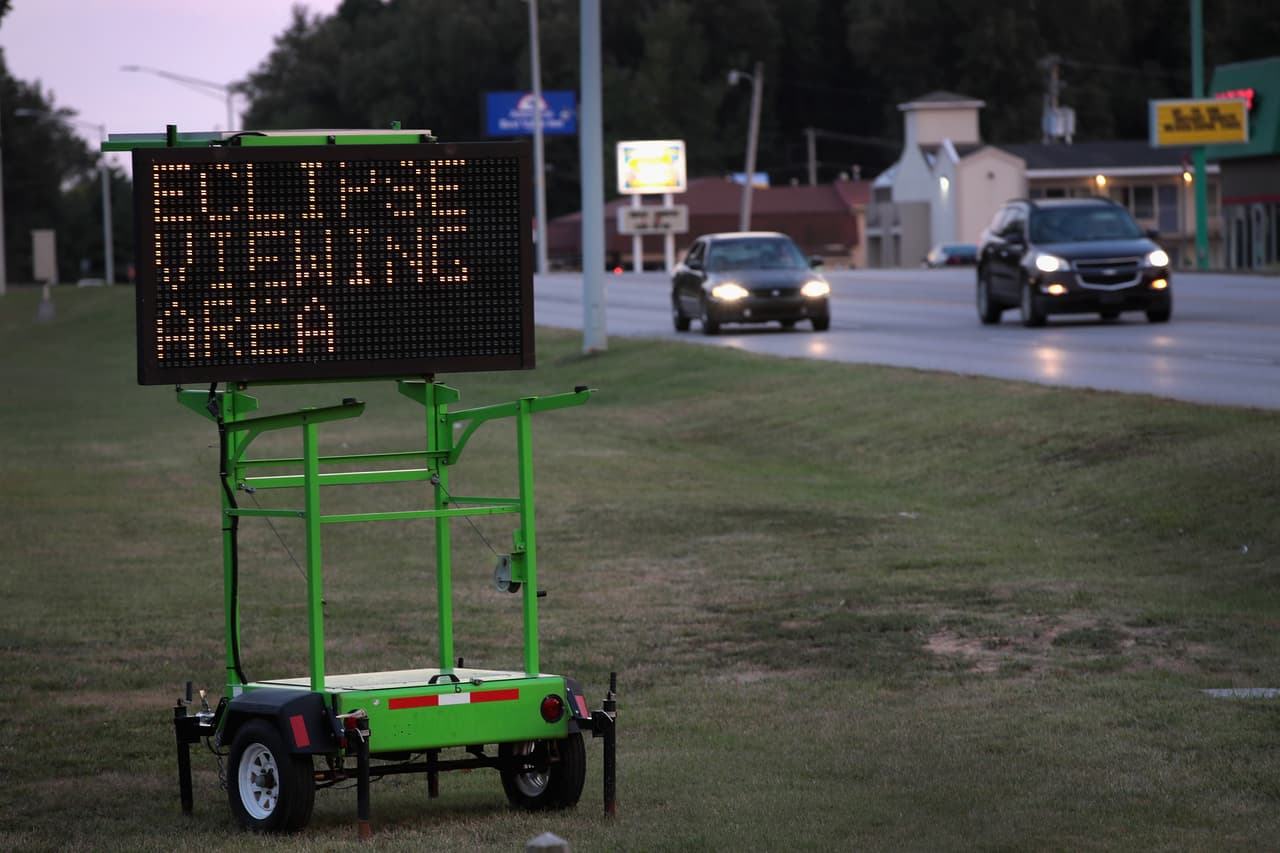 En las vías de todos los estados en los que se verá en su totalidad el eclipse se han dispuesto señalizaciones que le ayudan a los viajeros a encontrar los mejores lugares para estacionarse, acampar y ver el eclipse. Esta señal luminosa de tránsito fue puesta a las afueras del Fort Massac State Park, en Metrópolis, Illinois.