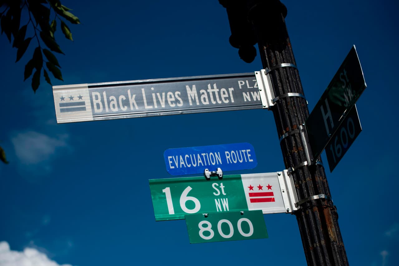 La organización ‘Black Lives Matter DC’ criticó a Bowser, demócrata y afroestadounidense, en un tuit donde afirman que el gesto es "una distracción de los cambios políticos reales" que exigen.
<br>