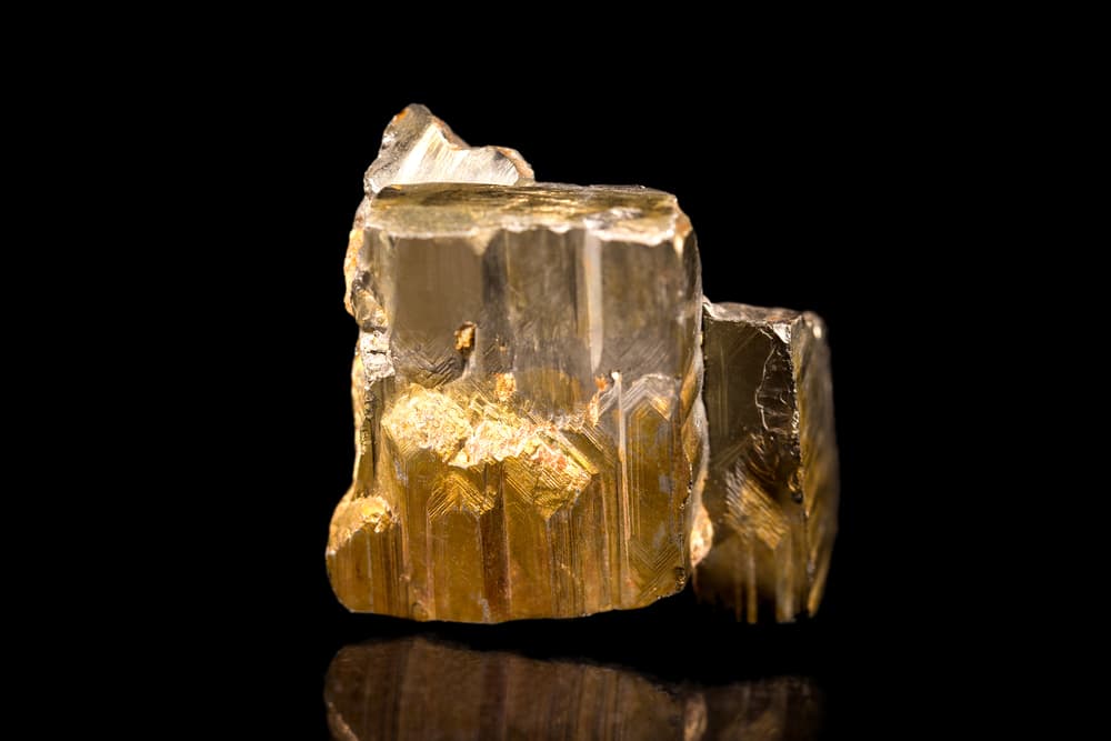 Ahora, a nivel esotérico también tiene múltiples beneficios. La pirita es una piedra muy positiva que facilita el contacto con las propias habilidades, estimulando el flujo de energía dentro de nuestro organismo.