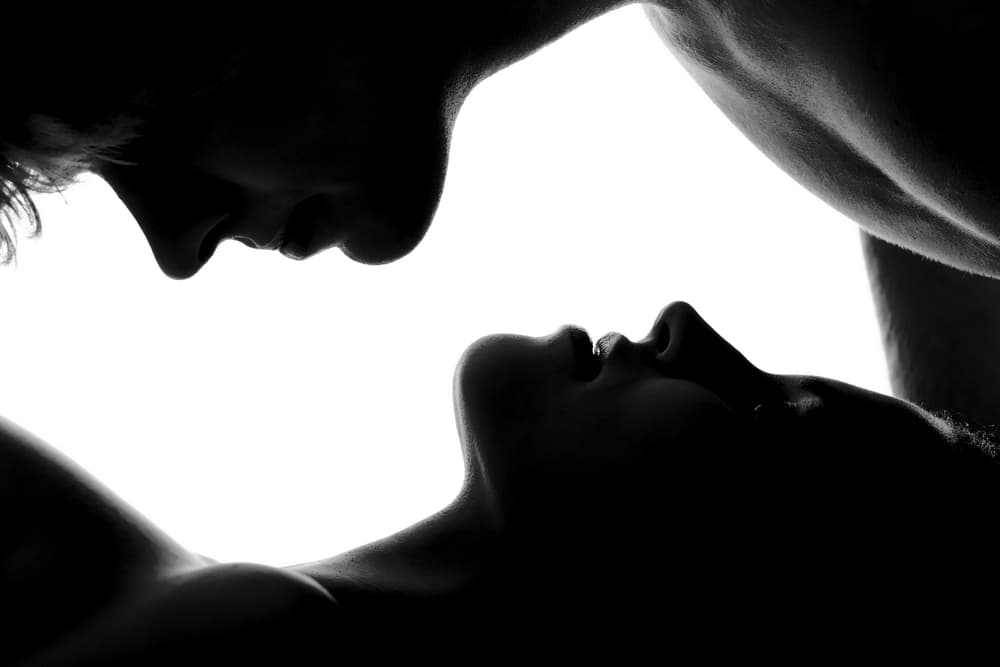 Si eres nativo o nativa de este signo del elemento aire entonces ya te conoces y te entiendes. Pon a funcionar esa originalidad y creatividad con quien te siga el juego, por eso, a la hora del amor y la pareja, busca a esa persona que comparte tus intereses porque de lo contrario, alguien demasiado rígido, conservador y doméstico chocaría fuertemente con tu personalidad.