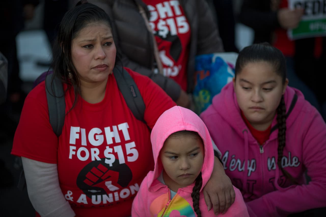 <b>¿Quién gana el salario mínimo ahora? </b>Según las estadísticas proporcionadas por el presidente del comité republicano, el representante estatal Brad Roae del condado de Crawford, actualmente hay 90,700 empleados con salario mínimo en Pensilvania, lo que representa aproximadamente el 1.5% de todos los trabajos en el estado, más de la mitad de los de la industria de restaurantes.
<br>