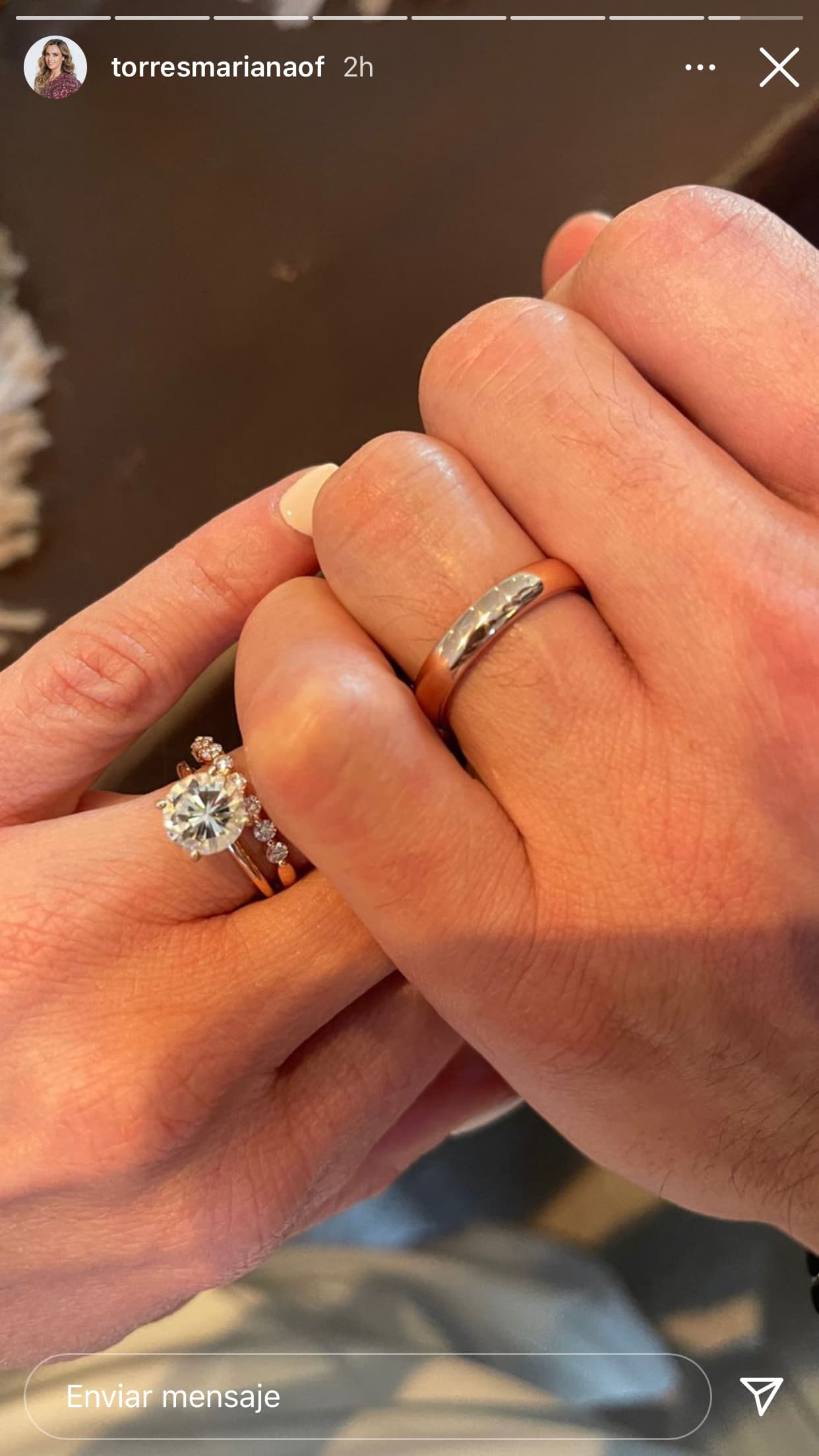 La pareja porta los anillos de boda desde hace un mes, pues a principios de febrero 
<b><a href="https://www.univision.com/famosos/mariana-torres-boda-se-casa-fotos">se casaron por lo civil</a></b>.