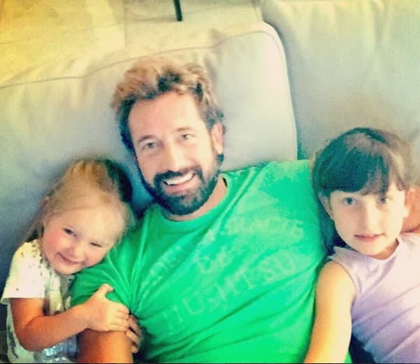 El actor es un hombre felizmente casado y está perdidamente enamorado de sus pequeñas.