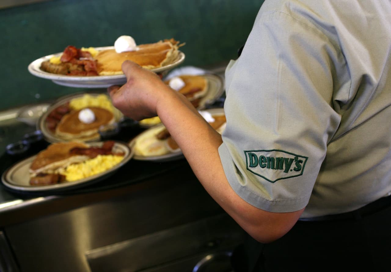 Hallan cucarachas vivas e insectos muertos en un restaurante Denny's en Charlotte