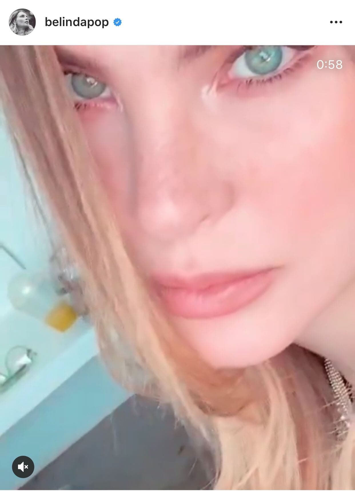 Prueba de ello fue que el pasado 16 de julio, cuando
<b> <a href="https://www.instagram.com/p/Bz_ftfeH1Zp/">la cantante publicó un video</a></b> en el que hay varios acercamientos a su rostro. La publicación fue comentada por el hermano de 
<b><a href="https://www.univision.com/shows/el-gordo-y-la-flaca/fanaticos-de-jenni-rivera-hasta-en-las-unas-literal-la-diva-de-la-banda-es-la-favorita-en-la-manicura-grupera-video" target="_blank">la fallecida Jenni Rivera.</a></b>