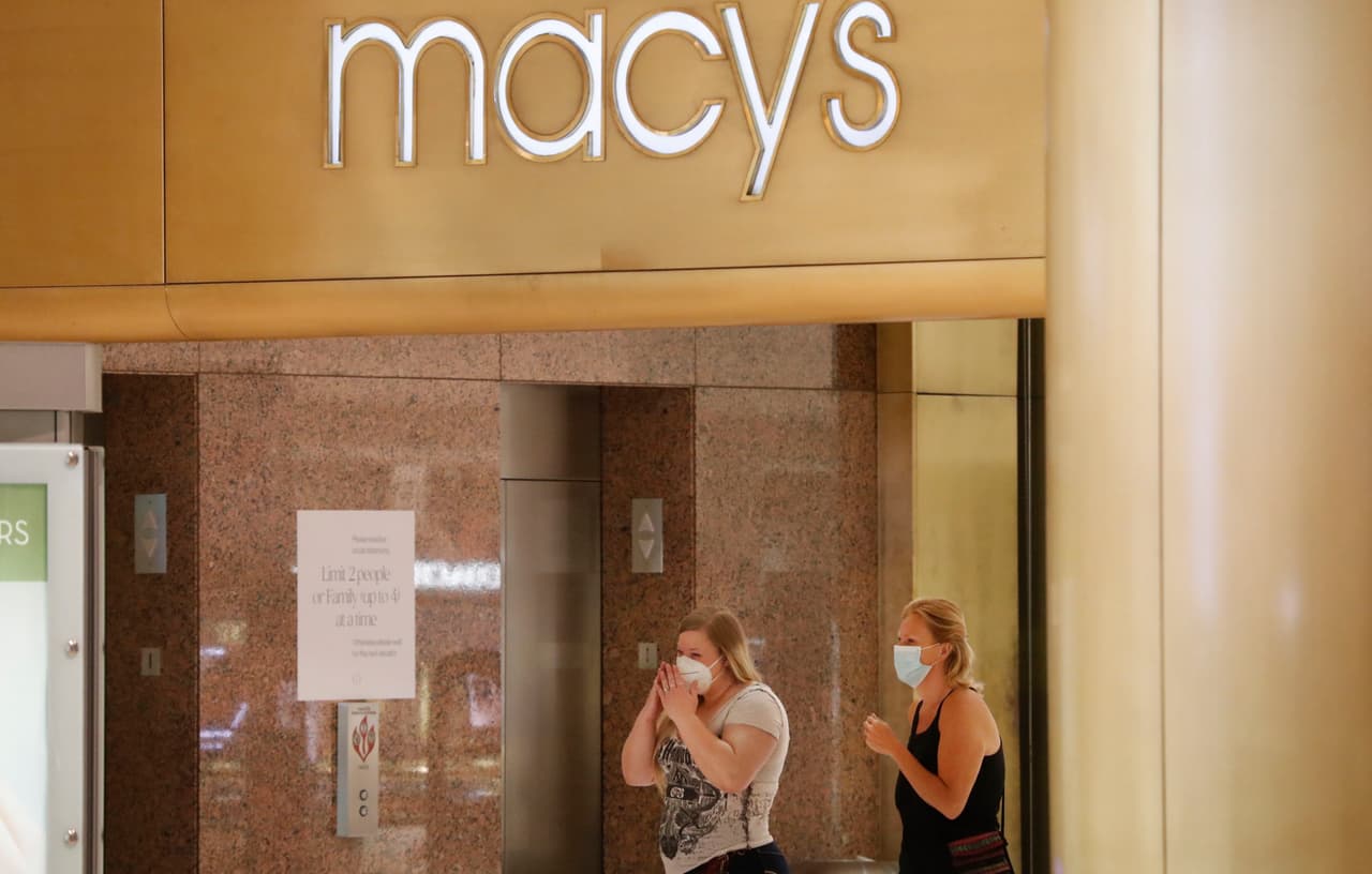 Algunas cadenas dicen que hasta ahora la situación no ha sido tan deprimente como temían. El director de Macy’s, Jeff Gennette, declaró su compañía han recuperado el 50% de su volumen promedio de ventas. En la fotografía, clientes de esta cadena en un centro comercial de Dallas, Texas, el 4 de mayo.