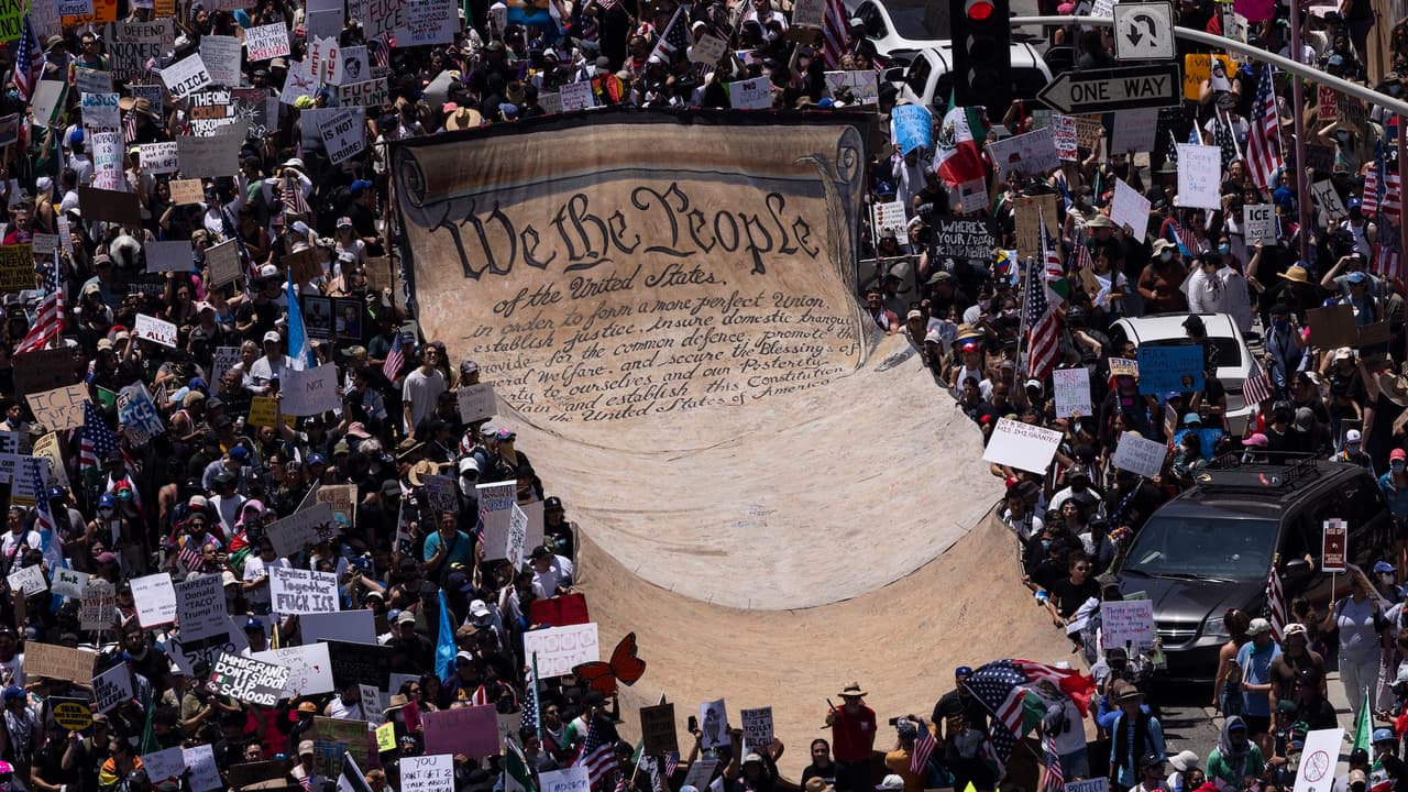 Jornada de protestas No Kings en Los Ángeles se vive entre música, banderas y un mensaje de unión