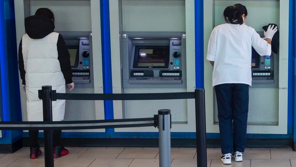 Los bancos no podrán cobrarte más de $5 por sobregiro de cuentas bajo nueva regla