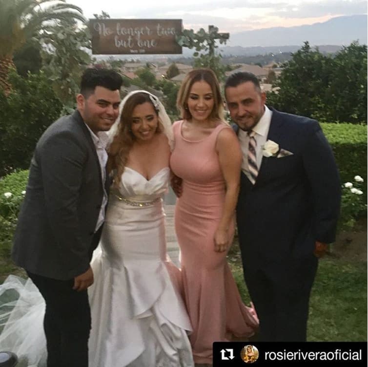 Rosie Rivera también felicitó a la pareja: "Y vence el amor... un día lleno de estrés, corajes, pruebas, y mucho amor. Gracias a Dios se encontraron... este matrimonio es ejemplo de la persistencia y lealtad. Felicidades en sus 22 años de novios y ahora esposos".