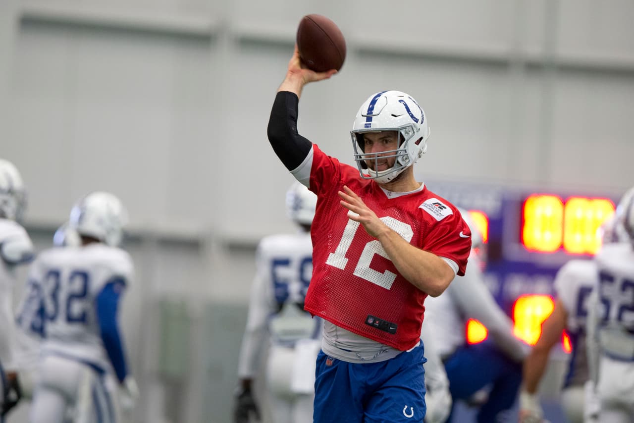 Este miércoles 
<a href="https://translate.googleusercontent.com/translate_c?depth=1&hl=es&ie=UTF8&prev=_t&rurl=translate.google.com&sl=en&sp=nmt4&tl=es&u=http://www.nfl.com/player/andrewluck/2533031/profile&usg=ALkJrhiGPZHdx2ZaoutCqxHgr4PmQDpGng">Andrew Luck</a> regresó al campo de entrenamientos de los Indianapolis Colts junto a sus compañeros, por primera vez desde que se sometió a una cirugía de hombro durante la temporada baja.