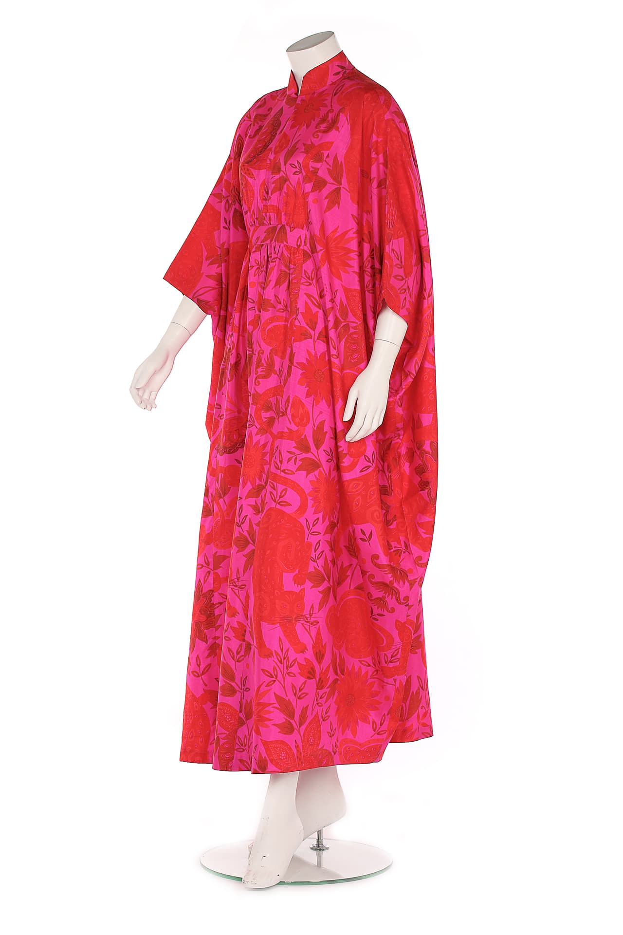 De 
<b>seda roja y estampado étnico</b>, este vestido que la princesa Margarita usó para acudir al 
<b>Wakefield Theatre Club</b> el 23 de mayo de 1976 está valorado en unos 1,000 dolares.