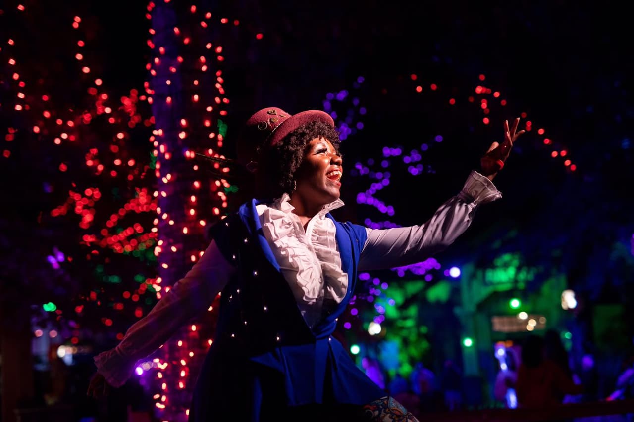 Deleite sus ojos con miles de luces, proyecciones y efectos especiales en Christmas Lasershow, y no se pierda la experiencia de la película al aire libre Polar Express.