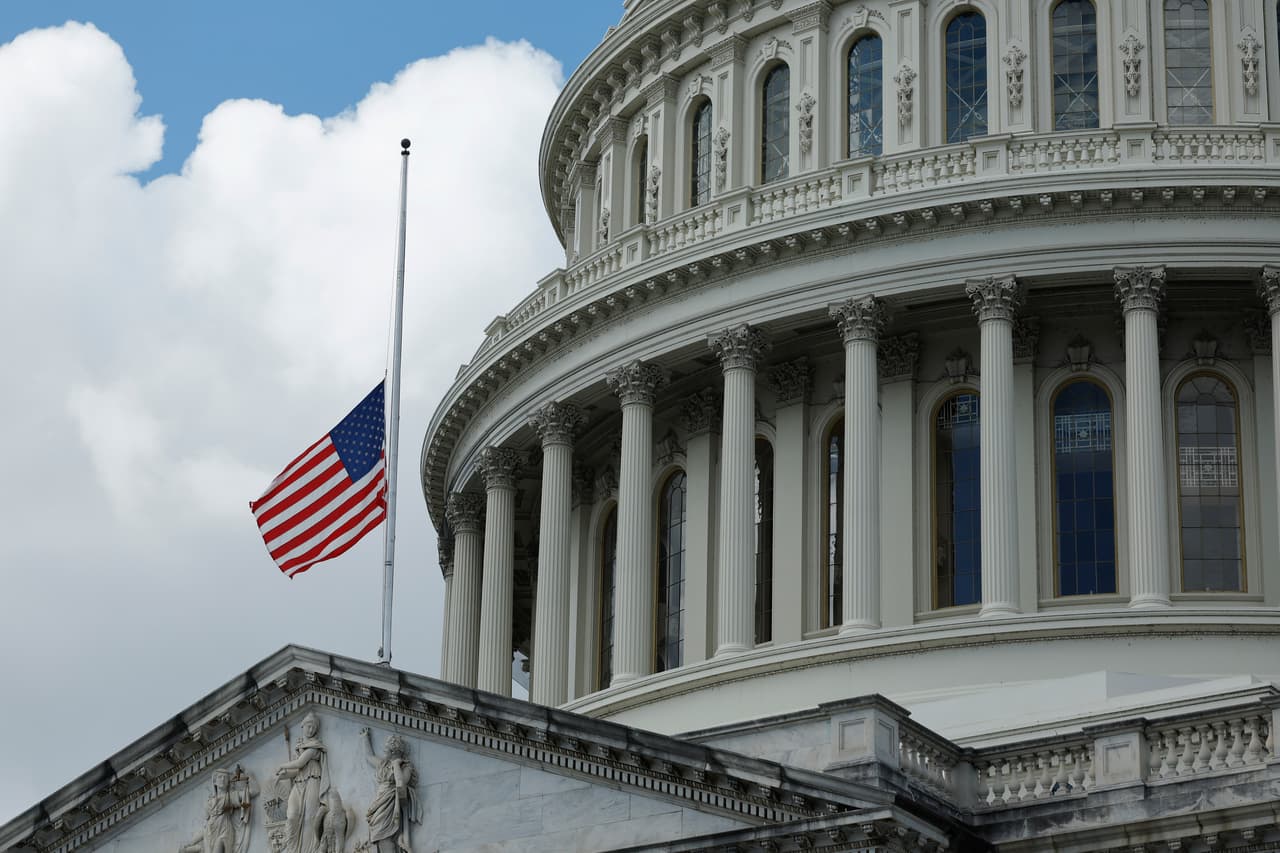 Las banderas a media asta como símbolo del duelo: así inicio en la capital del país la jornada del 22 aniversario de los atentados terroristas del 11 de septiembre.