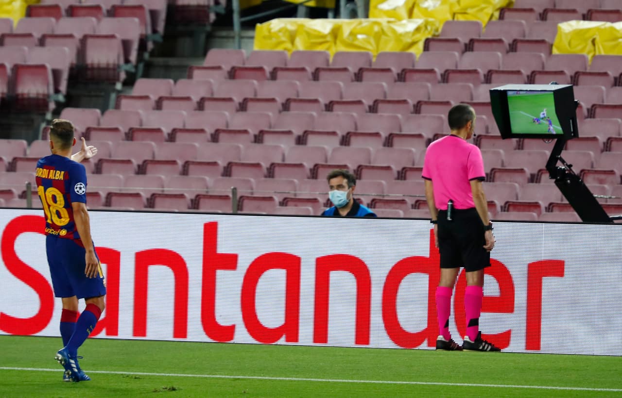Hacia el final de la primera mitad, Messi recibió una falta dentro del área y decretaron penal.