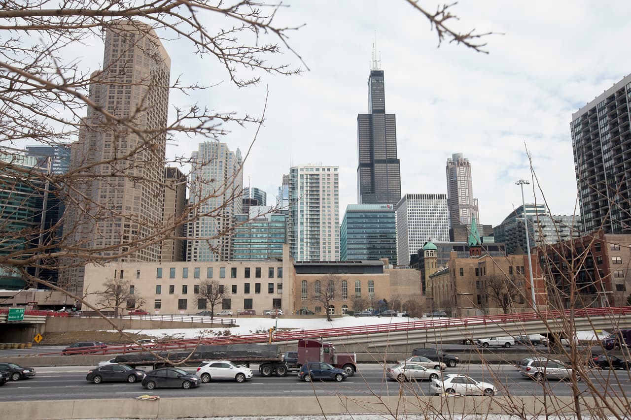 La Torre Willis, anteriormente conocida como la Torre Sears, domina el extremo sur del horizonte del centro de Chicago, Illinois. El edificio, terminado en 1973, fue el más alto del mundo durante más de dos décadas.