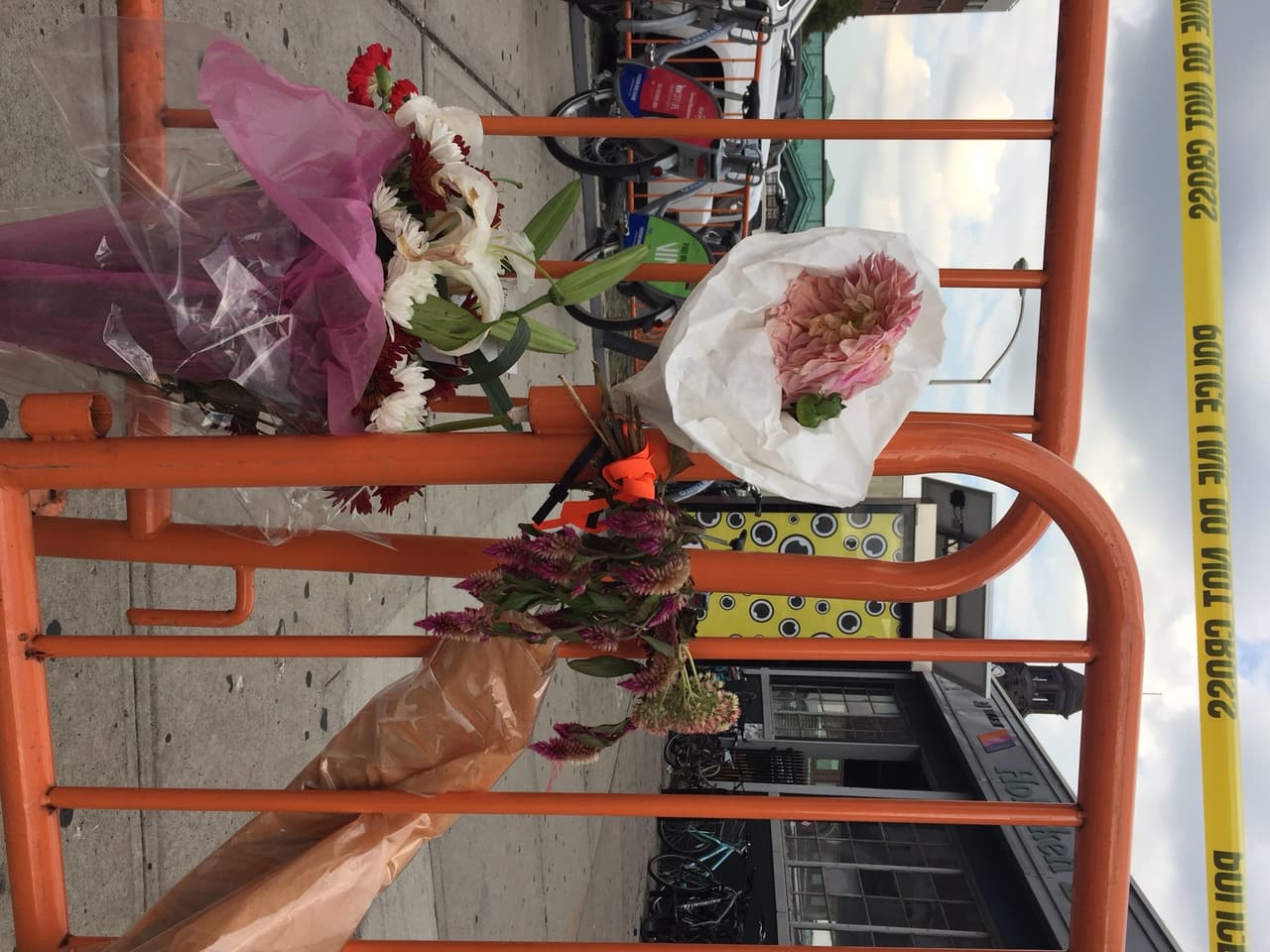 Detalle de unos ramos de flores cerca de la estación de trenes de Hoboken, Nueva Jersey. En uno de ellos hay una tarjeta con un pésame escrito en holandés.