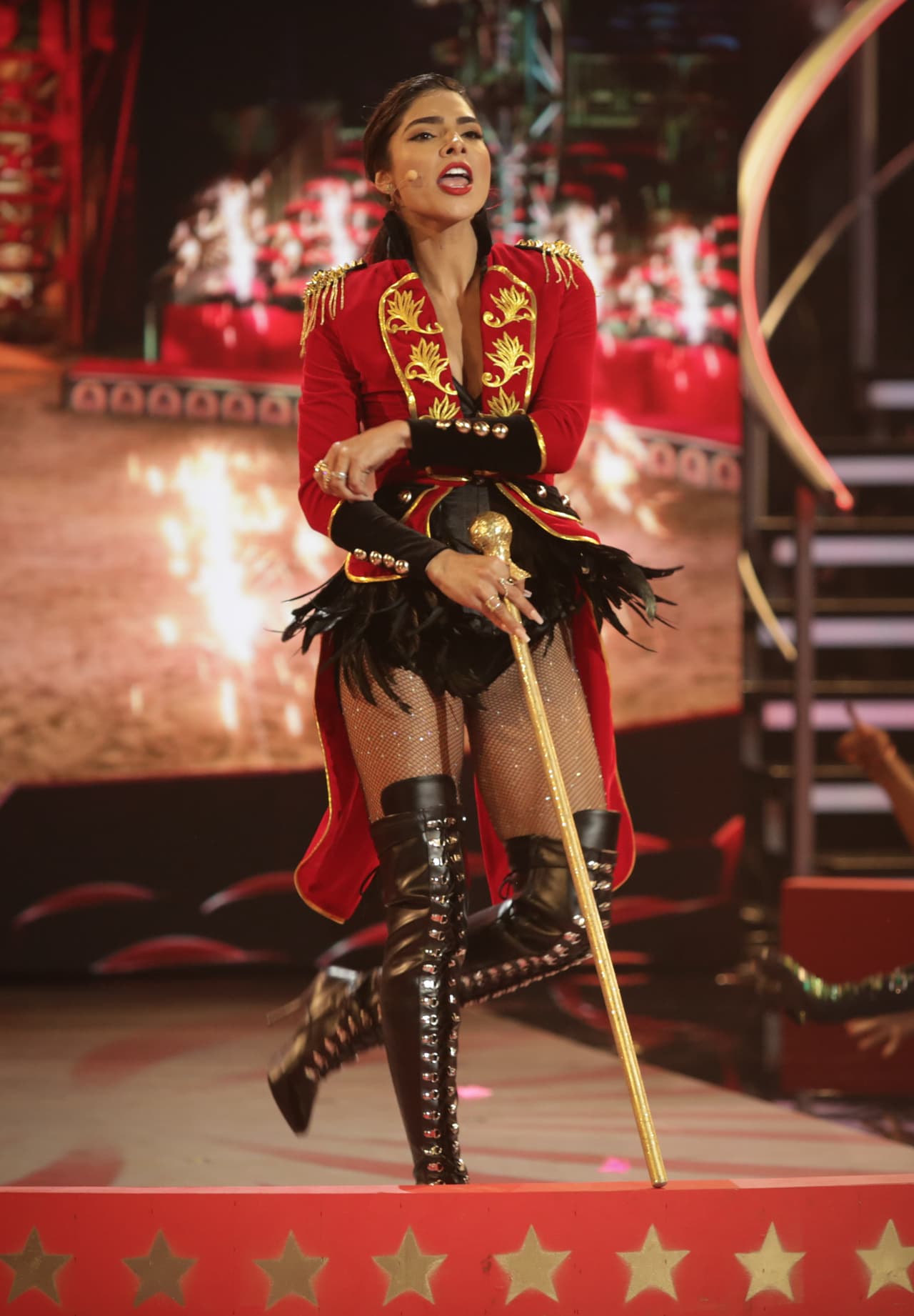 Rodeada de todo tipo de acróbatas, incluidos tragafuegos, Alejandra interpretó la canción mientras bailaba.