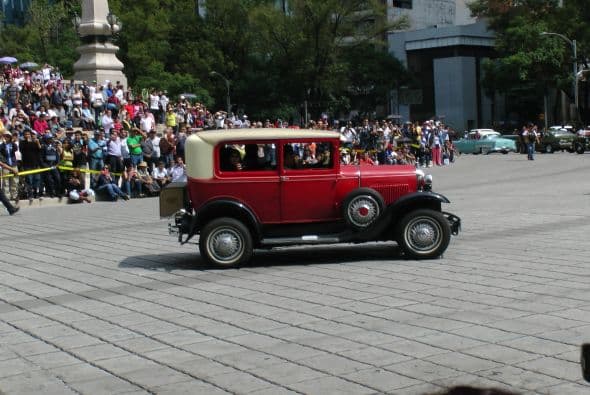 Casi dos mil vehículos clásicos desfilaron por las calles de la Ciudad de México para romper el Récord Guinness de más autos de este tipo en movimiento. Transitaron mil 721 autos, lo que superó la marca de Holanda, cuyo récord era de 948 vehículos. De acuerdo con las autoridades, el paso de estos autos clásicos fue visto por 250 mil asistentes. Circularon autos Datsun 1300, Jaguares, MG 59, Chevrolet apache, Alfa Romeo, Mercury, Porche, entre otros, que atrajeron la atención de capitalinos y visitantes. El paso de los vehículos fue interrumpido por el calentamiento de algunos que se quedaron en el camino y provocaron “cuellos de botella”; sin embargo, los organizadores confiaron en que los vehículos llegarían a la meta.