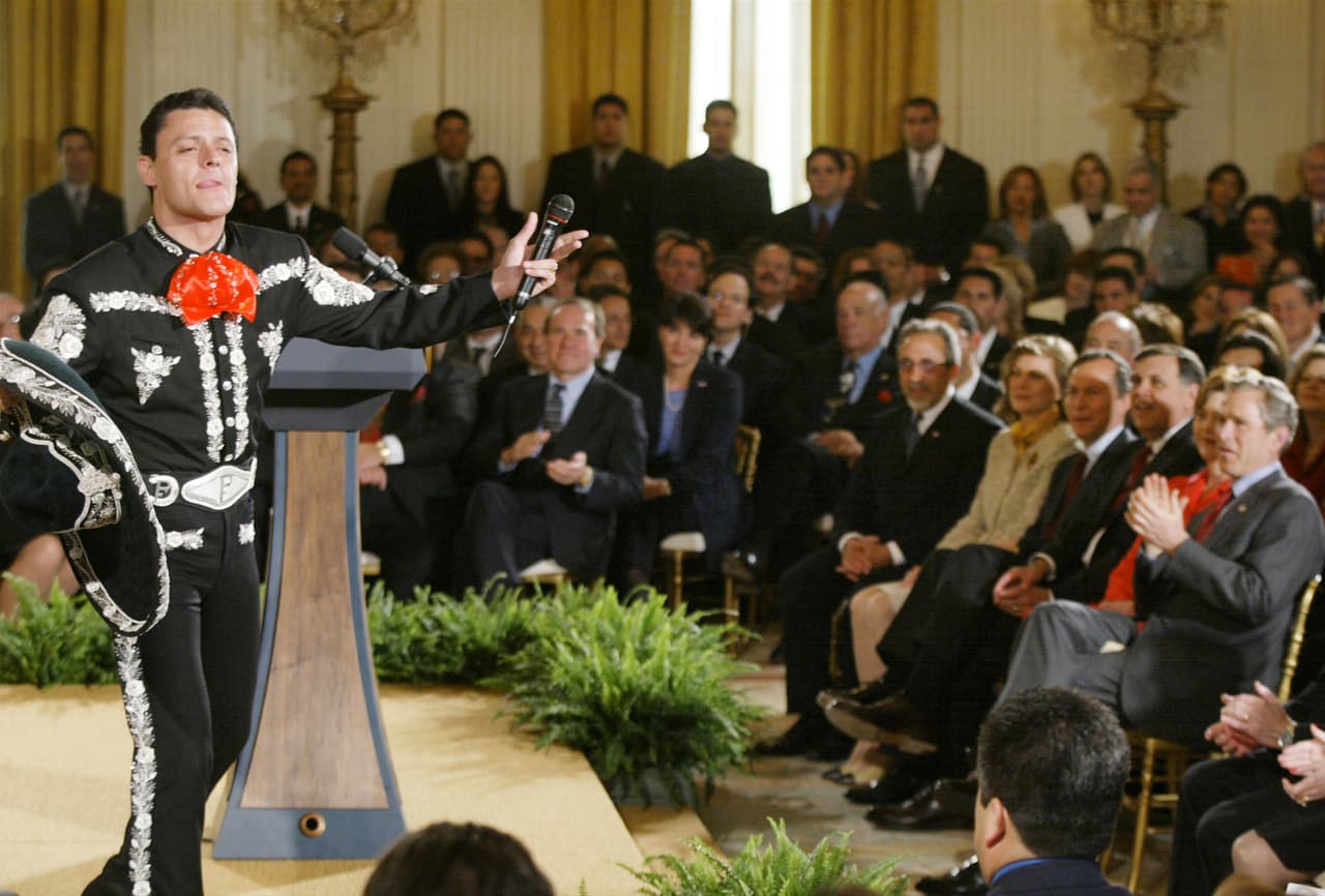 El año siguiente, George W. Bush se deleitaba con un concierto del ídolo mexicano Pedro Fernández, en una sala de la Casa Blanca.