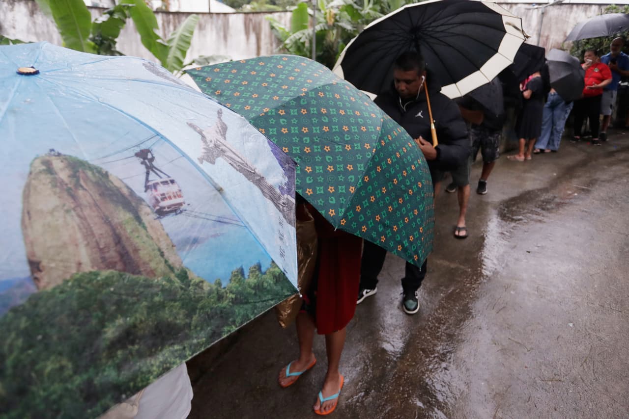 Los votantes hacen fila para entrar a un centro de votación durante la segunda vuelta de las elecciones presidenciales en la favela de Rocinha, en Río de Janeiro, Brasil, el domingo 25 de octubre de 2026