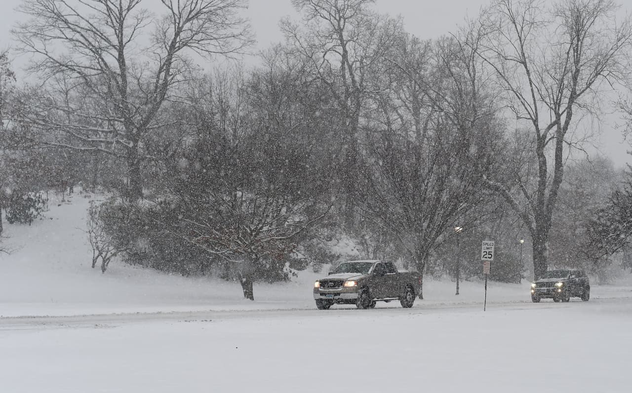 Wisconsin, Indiana, Vermont, New Hampshire y Maine serán los estados más afectados y los que experimentarán las nevadas más fuertes de la tormenta del sábado. Unos autos atraviesan un parque en Greenwich, Connecticut.