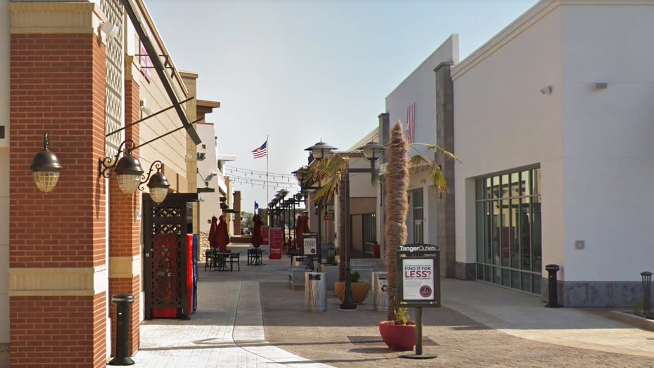 En la tienda del outlet Tanger en Fort Worth.
<b><a href="https://www.google.com/maps/place/15829+N+Fwy,+Fort+Worth,+TX+76177/@33.0213317,-97.2827331,17z/data=!3m1!4b1!4m5!3m4!1s0x864dda96626e9a03:0x289f2b3d08c3212a!8m2!3d33.0213272!4d-97.2805444" target="_blank">15829 North Freeway, Fort Worth, TX, 76177 </a></b>