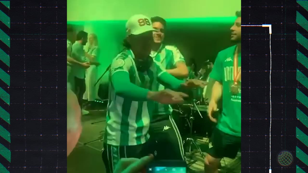 Guardado y Lainez 'enamoran' al Betis con sensual baile tras coronarse