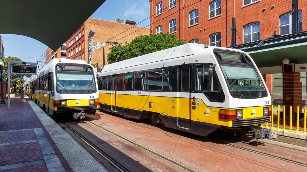 <h3 class="cms-H3-H3">Cómo se llegó hasta aquí 🔎</h3> 
<b>📆 Finales de 2025 </b>
<br>Cinco ciudades del norte de Texas aprobaron elecciones especiales para consultar a sus votantes si deben retirarse del sistema DART: la decisión se tomará el 2 de mayo de 2026 en Plano, Irving, Farmers Branch, Highland Park y University Park. 
<br>
<b>📆 Enero de 2026 </b>
<br>DART comienza a delinear escenarios de impacto: la agencia advierte que la ley no le permite operar dentro de una ciudad que ya no sea miembro. Si una ciudad se va, el servicio debe detenerse. 
<br>
<b>📆 Mediados de enero de 2026 </b>
<br>En conferencias públicas, DART: habla de cierres, recortes y suspensiones inmediatas si las ciudades votan por salir.