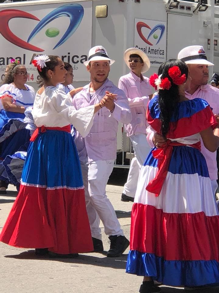 En sus trajes tradicionales, los dominicanos bailan al ritmo del merengue o de la bachata.
