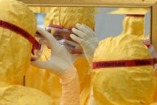 Un trabajador sanitario que atendió a Thomas Eric Duncan en Texas dio positivo por ébola, según autoridades.