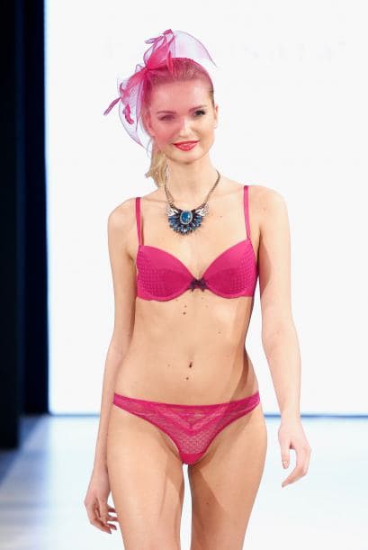 Para las pieles más claras, el fucsia es perfecto pues ayuda a enfatizar ciertas áreas del cuerpo. Así que un bikini en este color puede ser una opción.