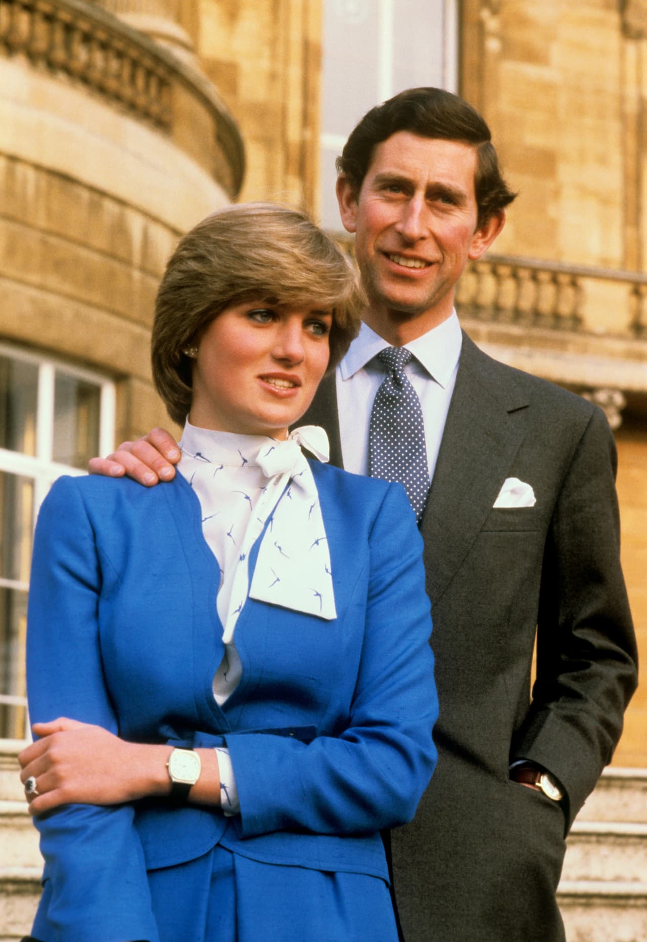 Las relaciones adúlteras en su primer matrimonio no son un secreto, pero el libro revela que el príncipe piensa que "Diana de Gales envenenó las mentes" de sus dos hijos, los príncipes William y Harry.