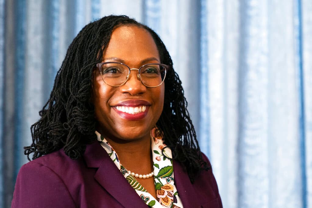 Tres republicanos ayudan a superar la "votación estancada" y abren el camino para la confirmación en el Senado de la jueza Ketanji Brown a la Corte Suprema