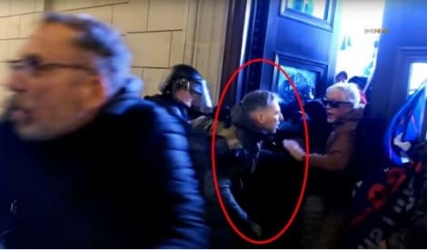 Arrestan al primer militar en activo por el asalto al Capitolio, acusado de agredir a policías