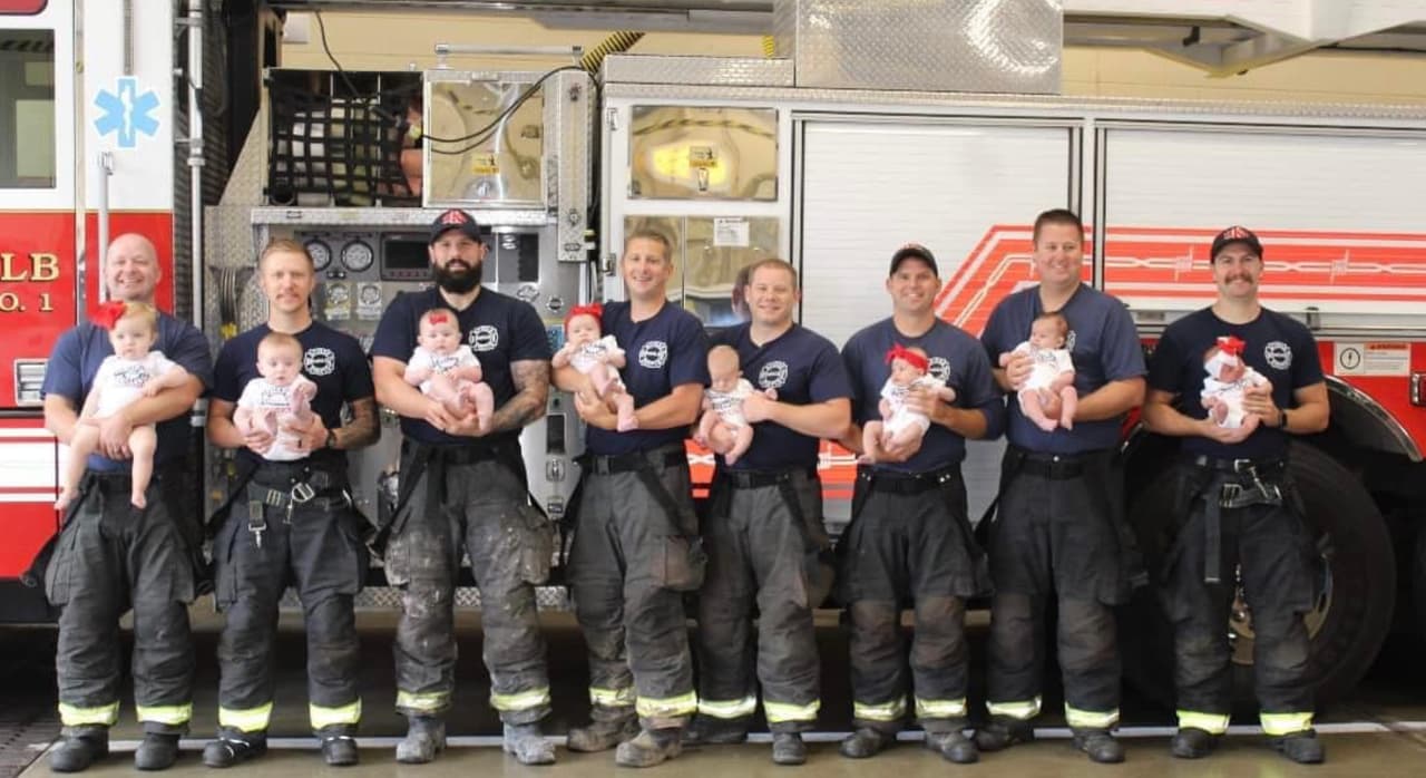 Bomberos tienen bebés casi al mismo tiempo en departamento de DeKalb en Illinois