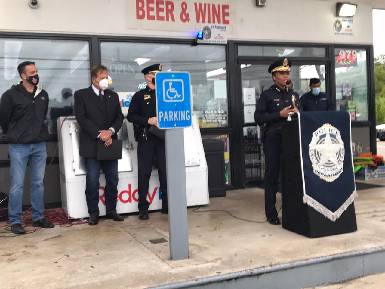 <a href="https://www.univision.com/local/dallas-kuvn/el-plan-con-el-que-buscan-disminuir-los-actos-delictivos-en-los-negocios-de-la-ciudad-de-dallas-video">El Departamento de Policía de Dallas</a> presentó una nueva herramienta de alta tecnología para combatir el crimen en la ciudad.
<br>