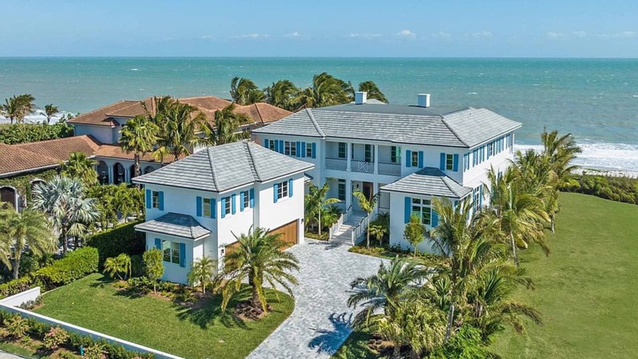 Vero Beach es una ciudad costera accesible con una tasa de criminalidad A- y viviendas con un valor promedio menor de $377,000, ideal para quienes buscan tranquilidad cerca del mar.