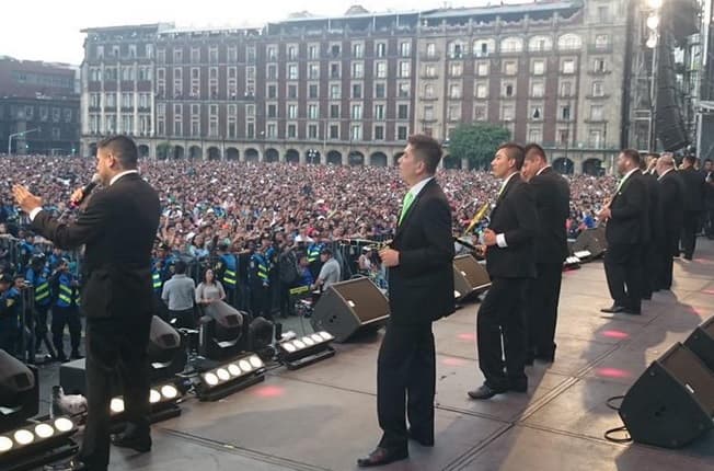 El publicó coreó a todo pulmón los temas 'El Sinaloense', 'No me dolió', 'Que me digan loco' y 'El mejor perfume'.