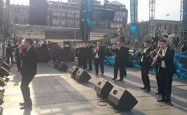 A pesar de las altas temperaturas, la gente no dejó de cantar y aplaudir cada uno de los éxitos de La Original.