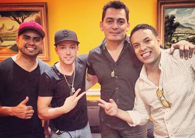 Tras bambalinas,los vocalistas de La Original se tomaron algunas fotos con Pee Wee y José Manuel.