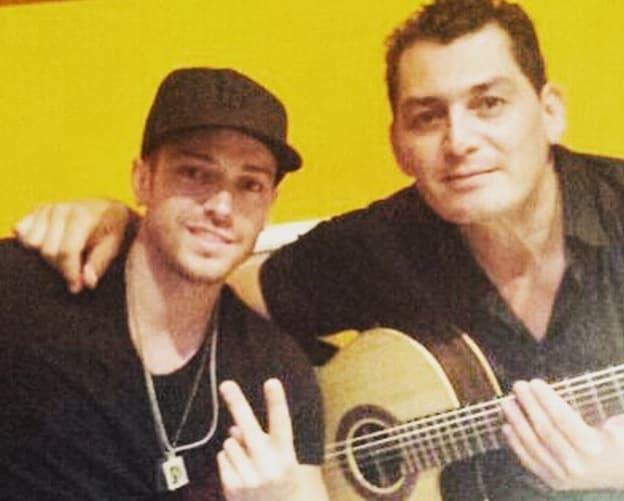 Pee Wee no dejó pasar la oportunidad de tomarse una foto con el intérprete de 'Rosas y Espinas'.