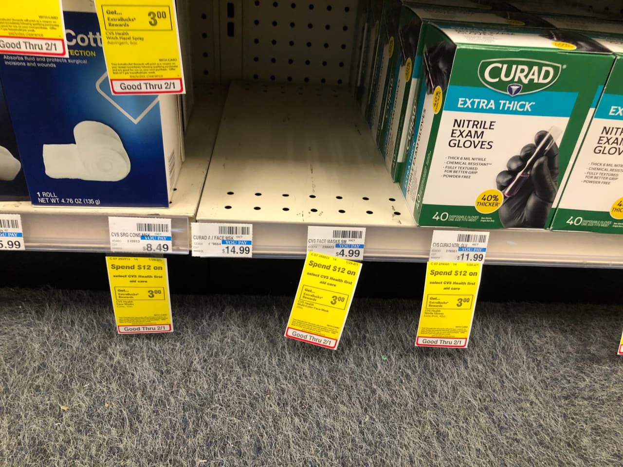 Las máscaras, después de algunas horas, deben cambiarse y por eso las personas se llevan más de una.