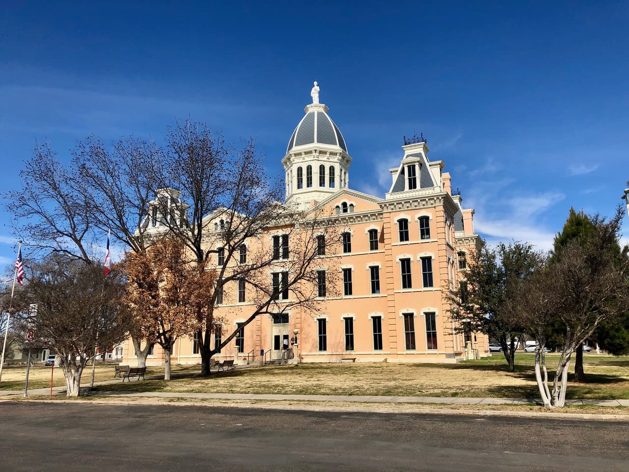 <h3 class="cms-H3-H3">21. Marfa, Texas</h3>
<br>
<br>🏡 
<b>Cambio en la población de 2010 a 2020: </b>-20.3%
<br>
<br>🏡 
<b>Población total: </b>1,996 en 2010; 1,591 en 2020.
<br>
<br>🏡 
<b>Ingreso medio por hogar:</b> $41,250
<br>
<br>🏡 
<b>Tasa de pobreza: </b>15.9%
<br>
<br>🏡
<b> Tasa de desempleo, promedio en los últimos cinco años: </b>N/D
<br>