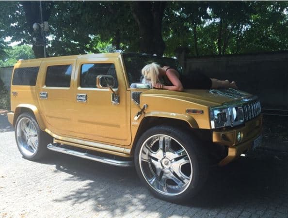 Cuando la pareja ha tenido que separarse por motivos de trabajo, 
<b>Wanda sube fotos</b> como esta, sobre el cofre del Hummer H2 de su esposo, como una forma de demostrarle que lo extraña.