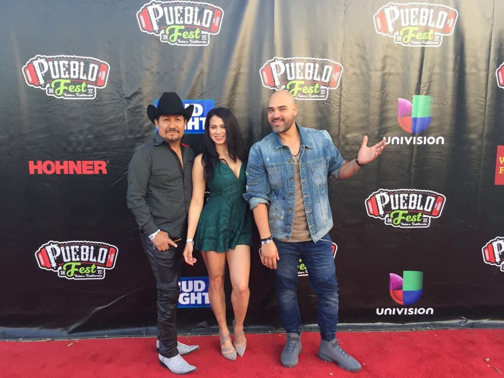 Los locutores muy felices de llegar a la fiesta del pueblo en Tulare.