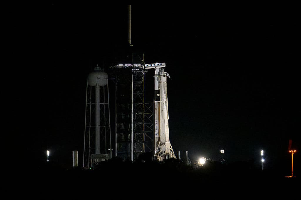 <b>El rol de la NASA: </b>Aunque antes se oponía a las visitas privadas, la NASA ahora permite estos vuelos bajo ciertas condiciones: cobrar por mantenimiento y exigir la presencia de astronautas con experiencia.